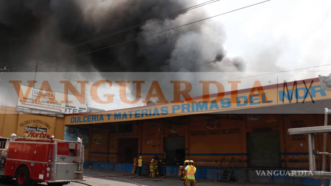 $!Fuerte incendio en bodega a la altura de la Central de Abastos alarma a Saltillo