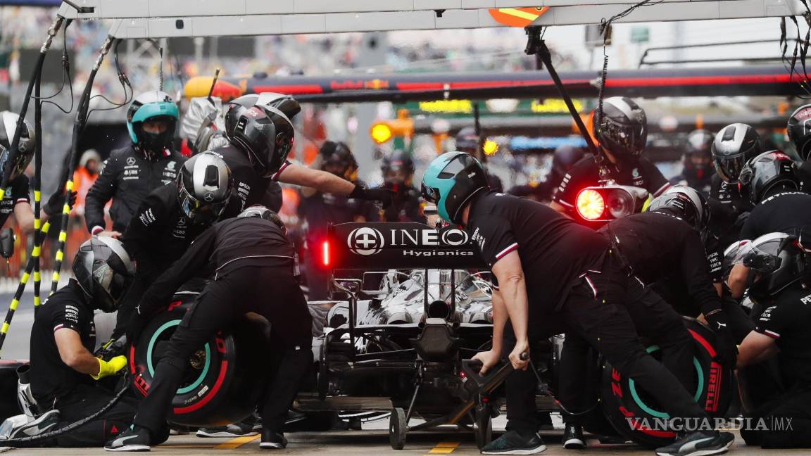 $!Hamilton, con nuevas gomas, fue a por la victoria, se acercó a Norris, pero el de McLaren aguantaba el pulso.