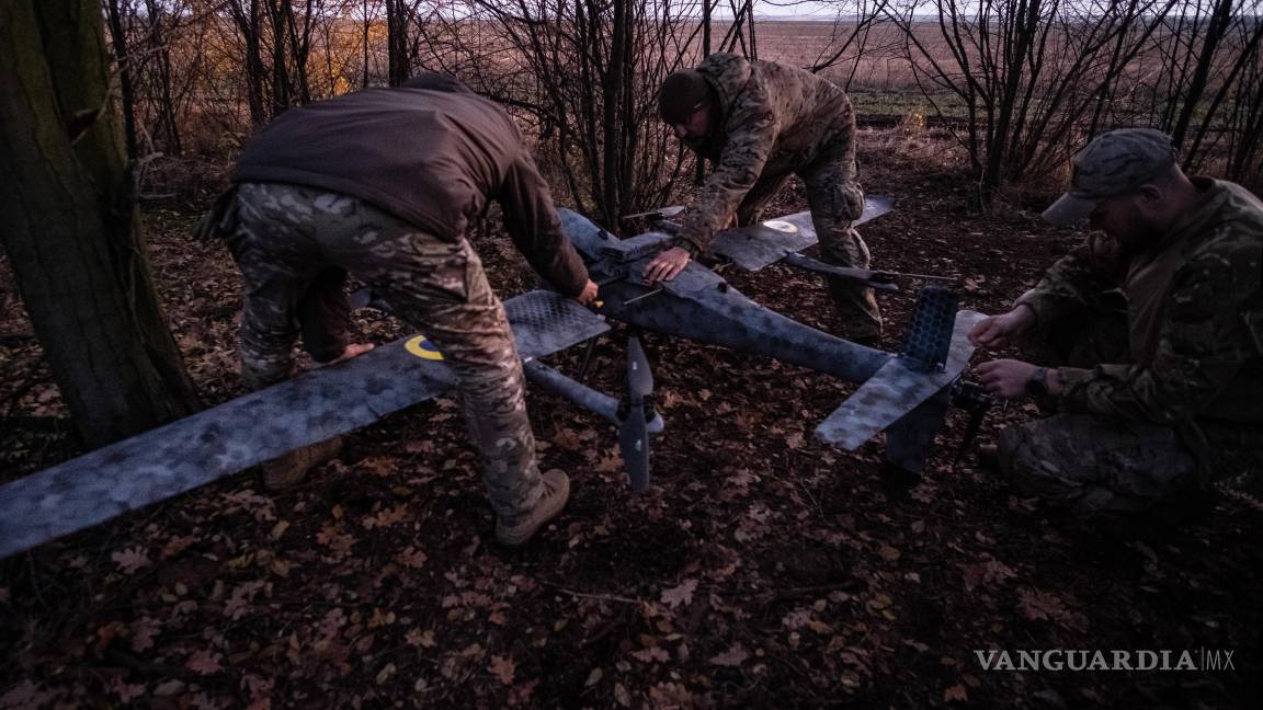 $!Pilotos de la unidad de vehículos no tripulados ensembla un dron bombardero GARA para una misión de ataque contra las fuerzas rusas en el frente de Pokrovsk,