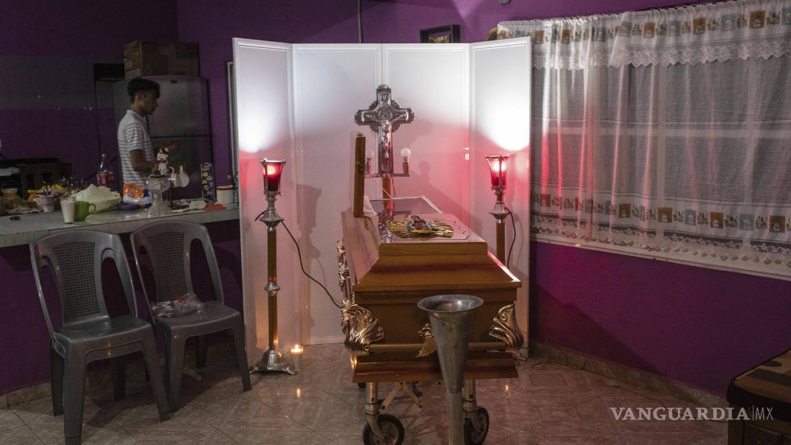 $!Los restos de la periodista Yesenia Mollinedo Falconi yacen durante su velatorio en la casa.