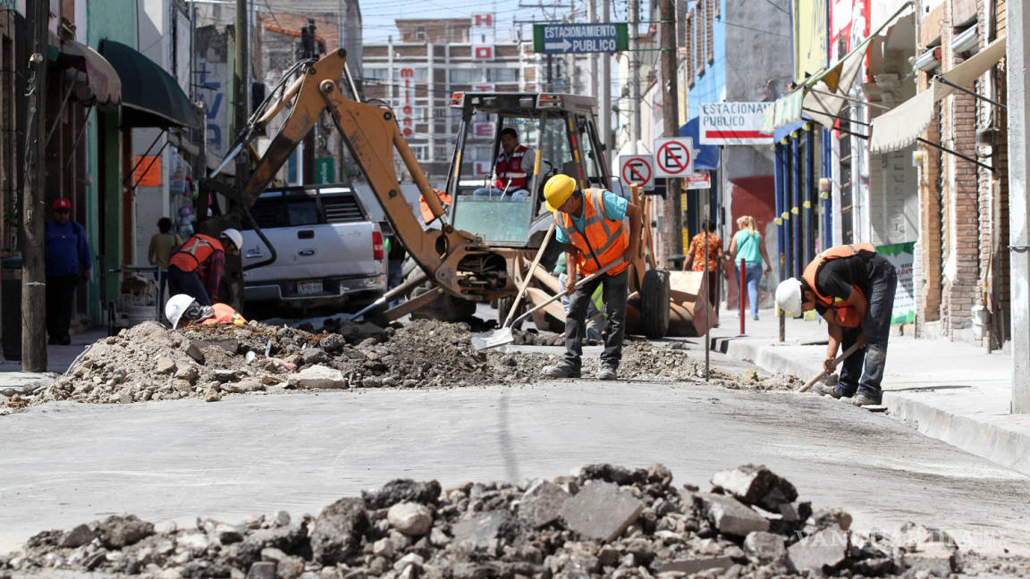 Caos vial por pavimentación de varias calles del centro de Saltillo