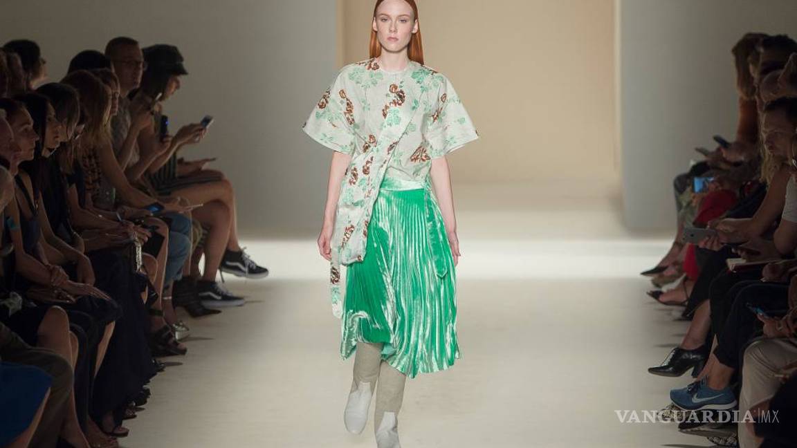 $!Victoria Beckham apuesta por una primavera en terciopelo