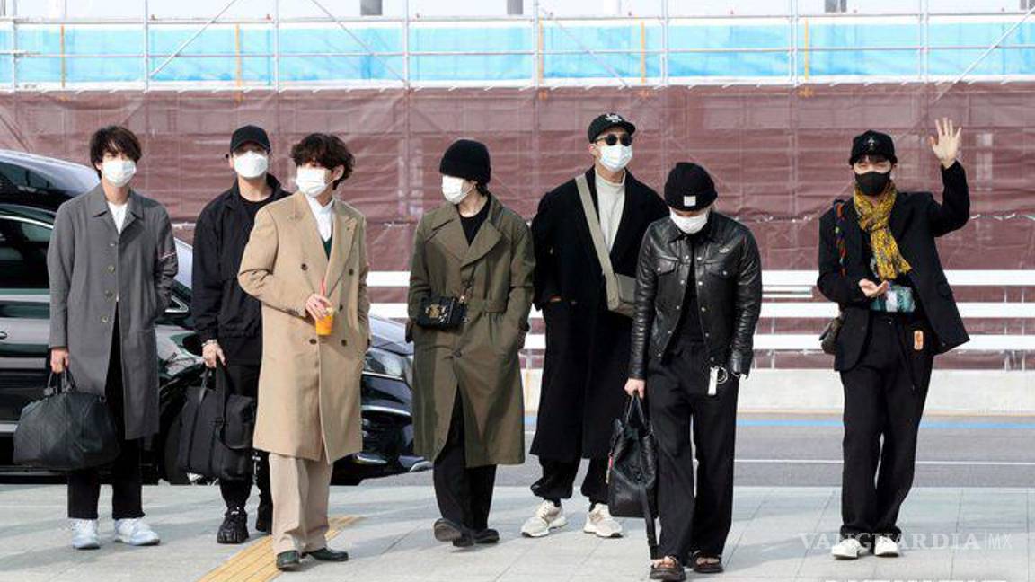 $!BTS llegando a Los Ángeles, siendo recibidos por algunos fans y paparazzis que aprovecharon para sacar algunas fotos.