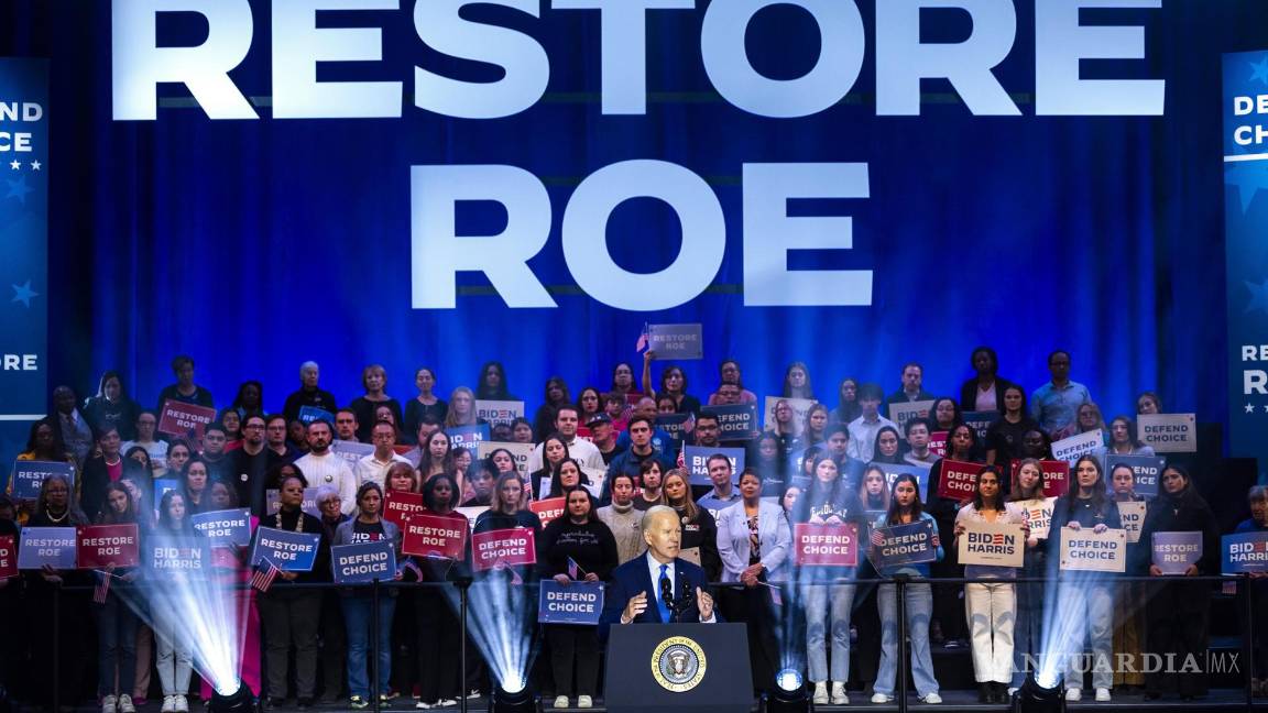 $!El presidente estadounidense Joe Biden habla en un mitin de campaña por el derecho al aborto en la Universidad George Mason en Manassas, Virginia.