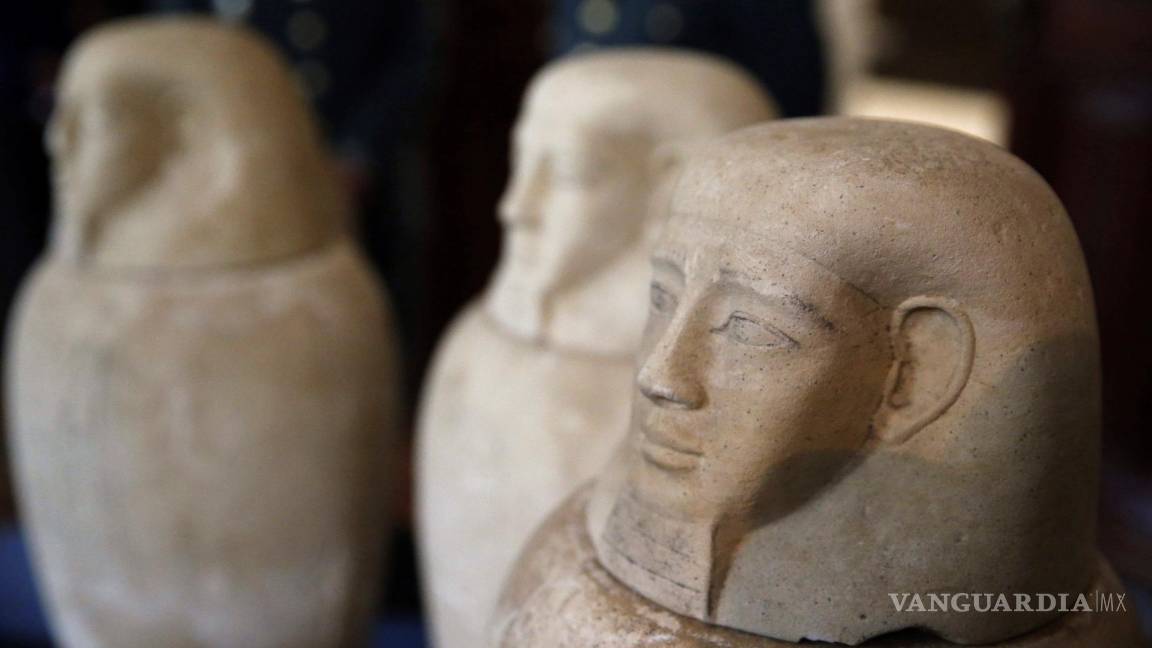 $!Cabeza de urna funeraria que representa a la diosa Sekhmet, de 3.800 años de antigüedad. EFE/Javier Lizón