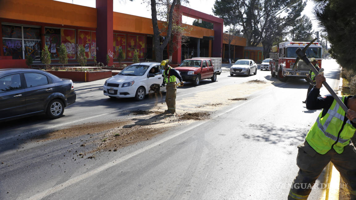 Derrame de aceite sobre V. Carranza causa pánico entre automovilistas de Saltillo