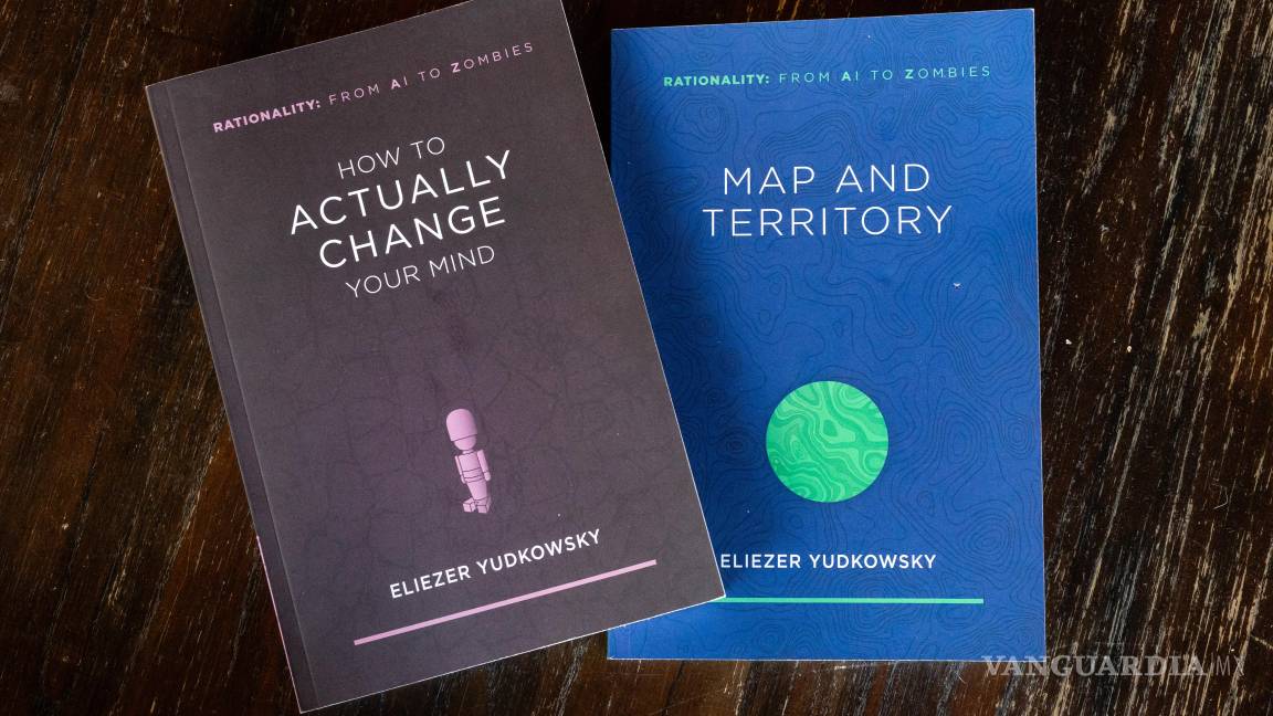 $!Dos de los volúmenes de Secuencias de Eliezer Yudkowsky. Las Secuencias, son una colección de ensayos, han guiado el pensamiento racionalista.