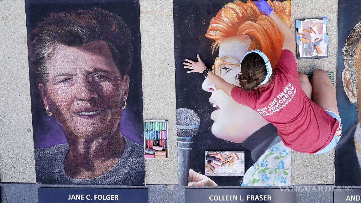 $!La artista de tiza Erica LuBer, de Allentown, Pensilvania, trabaja en un retrato de tiza de Colleen Fraser, de Elizabeth, Nueva Jersey, quien fue uno de los 40 pasajeros y tripulación que perecieron en el Vuelo 93, fuera del Monumento Nacional del Vuelo 93 el jueves, sept. 9, 2021, en Shanksville, Pensilvania. AP/Gene J. Puskar