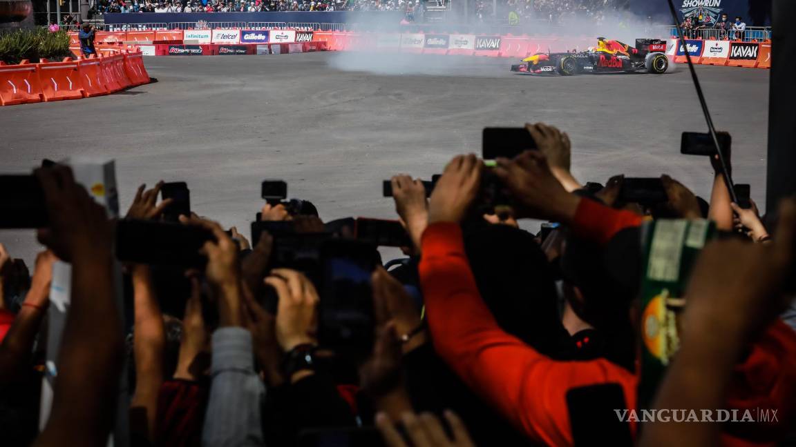 $!Aficionados toman hoy fotos al piloto mexicano de la escudería Red Bull de la Fórmula Uno, Sergio Checo Pérez, durante su Red Bull Show Run en la Glorieta de La Diana Cazadora en el Paseo de la Reforma, en Ciudad de México. EFE/David Guzmán