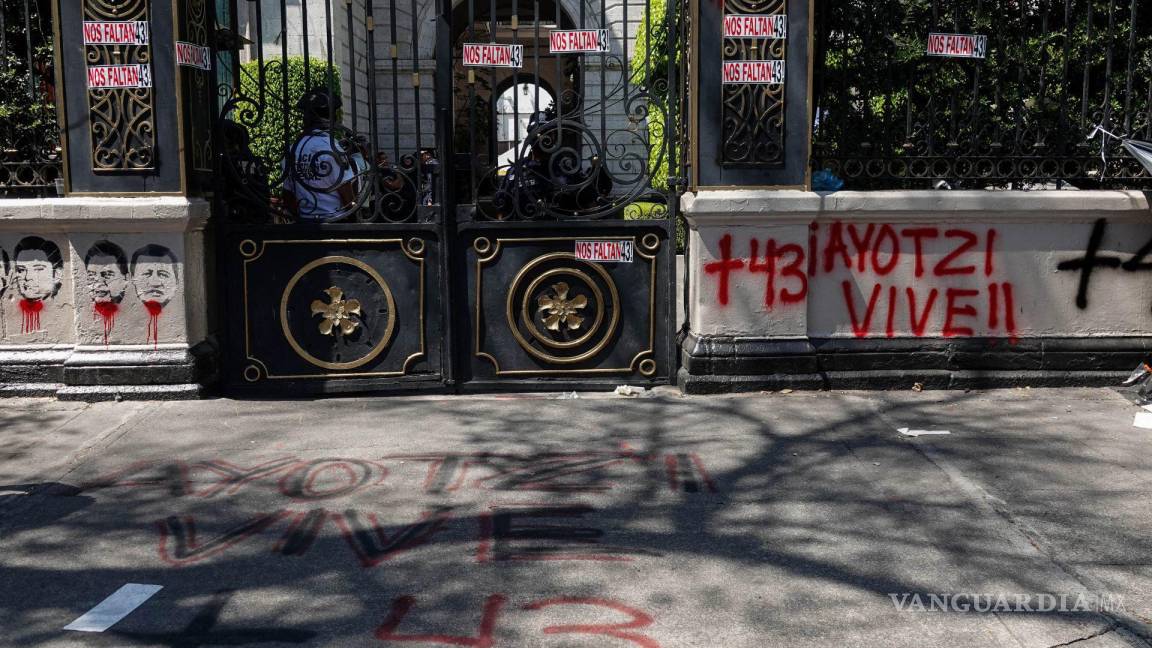 Contacta Segob a padres de los 43 normalistas tras irrupción en Palacio Nacional