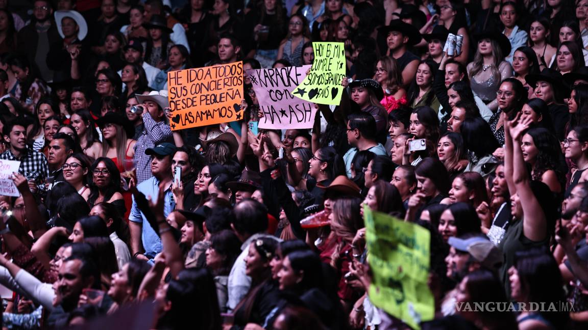 $!Los asistentes mostraron su amor a la dupla con cartelones y con ovaciones entre cada canción.