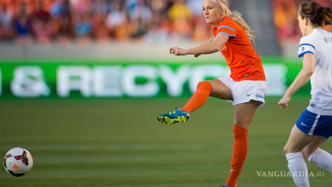 $!La futbolista más guapa de Canadá no irá a los Juegos Olímpicos porque estaría calentando banca