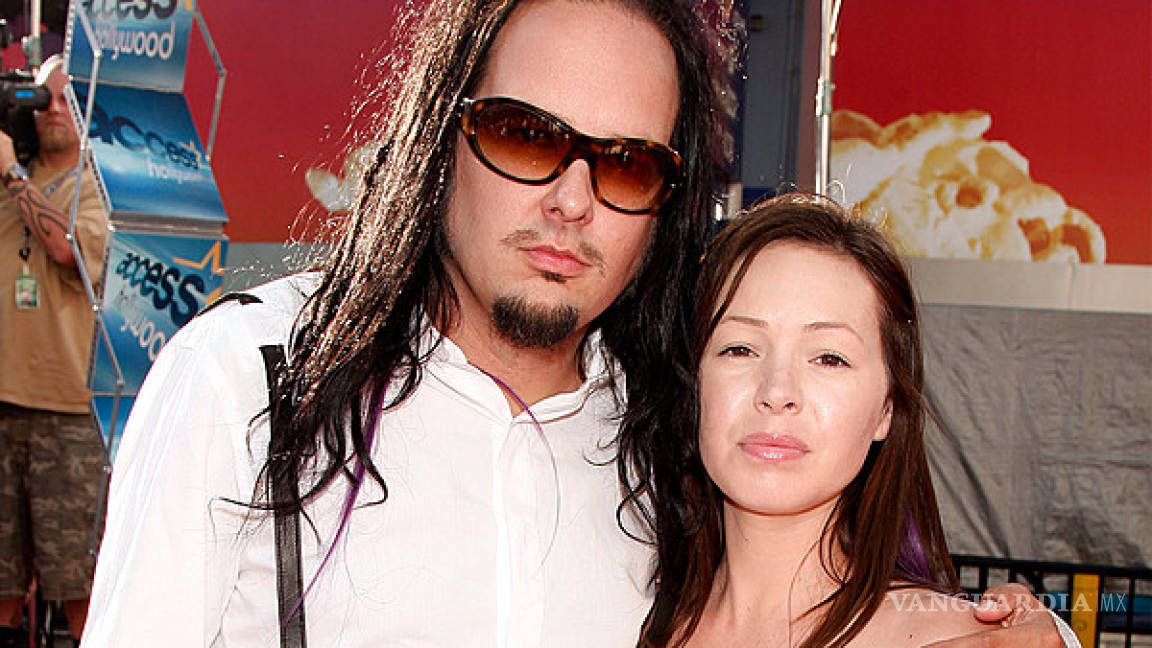 Encuentran muerta a esposa del vocalista de Korn