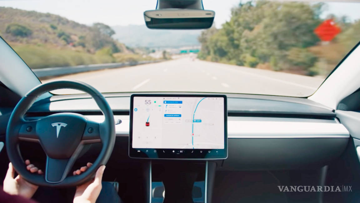 Tesla muestra su tecnología de manejo autónomo a inversores