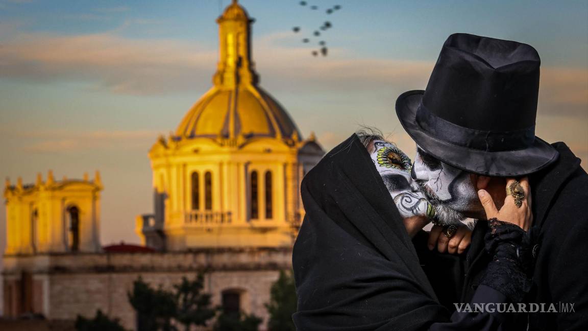 $!El Día de Muertos, en noviembre, es una de las tradiciones más arraigadas en México.