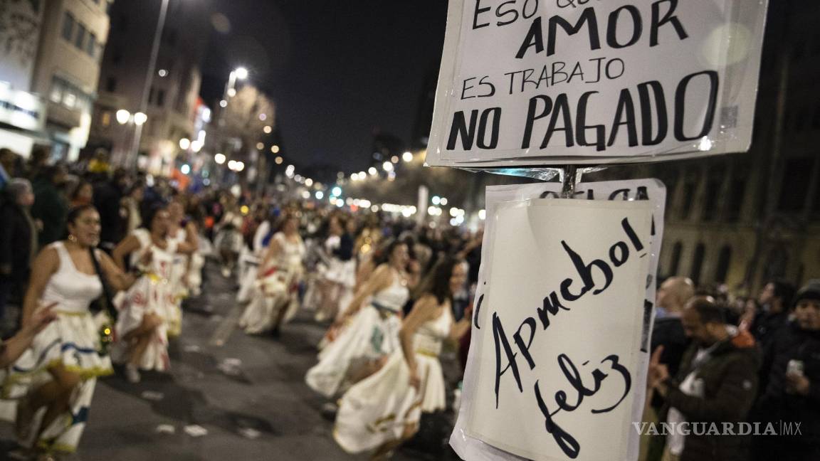 $!Un grupo de bailarinas animan el cierre de campaña de los simpatizantes por la opción de votar aprueba al referendo del próximo domingo en Santiago (Chile).