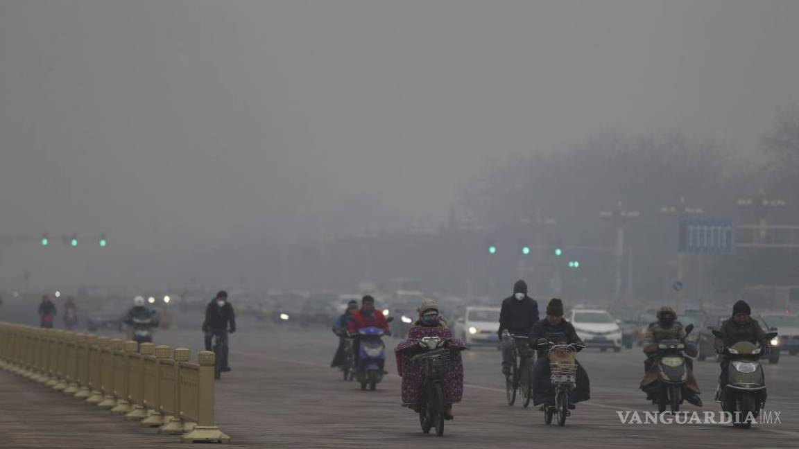 Una nube espesa y gris envuelve a Beijing en por segundo día
