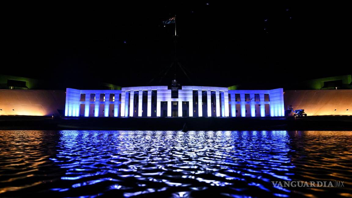 $!La Casa del Parlamento australiano se ve iluminada en azul y blanco para mostrar su apoyo a Israel, en Canberra, Australia.