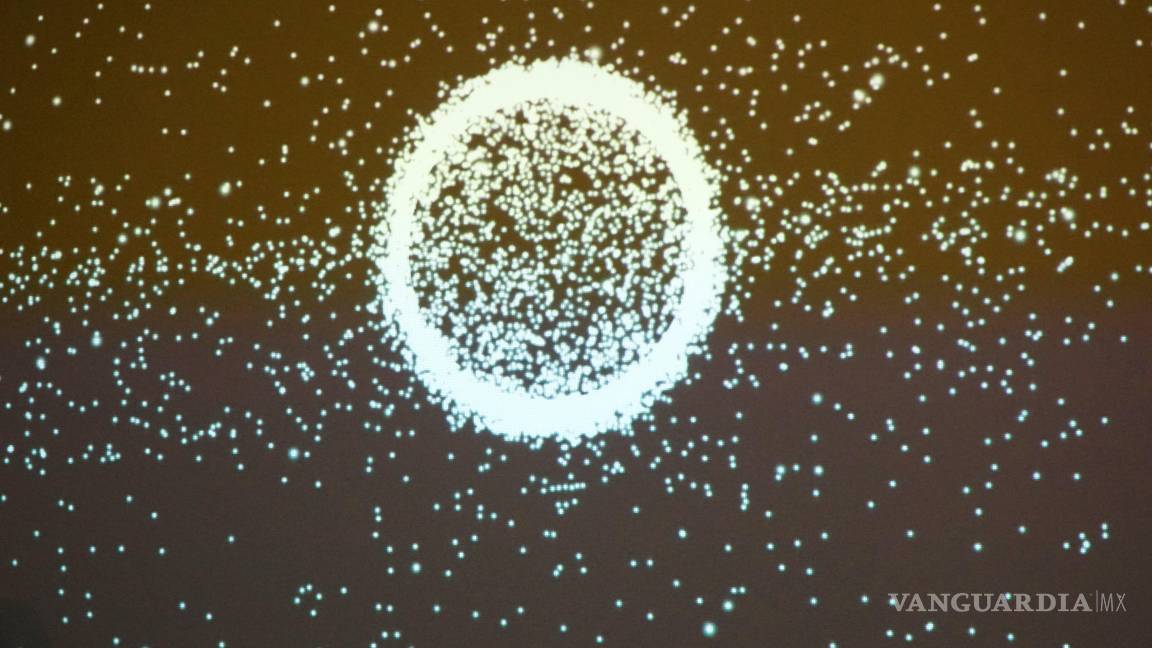 $!Vista de los desechos espaciales que flotan alrededor del globo a través de un láser que emite largas líneas verticales de luz LED.