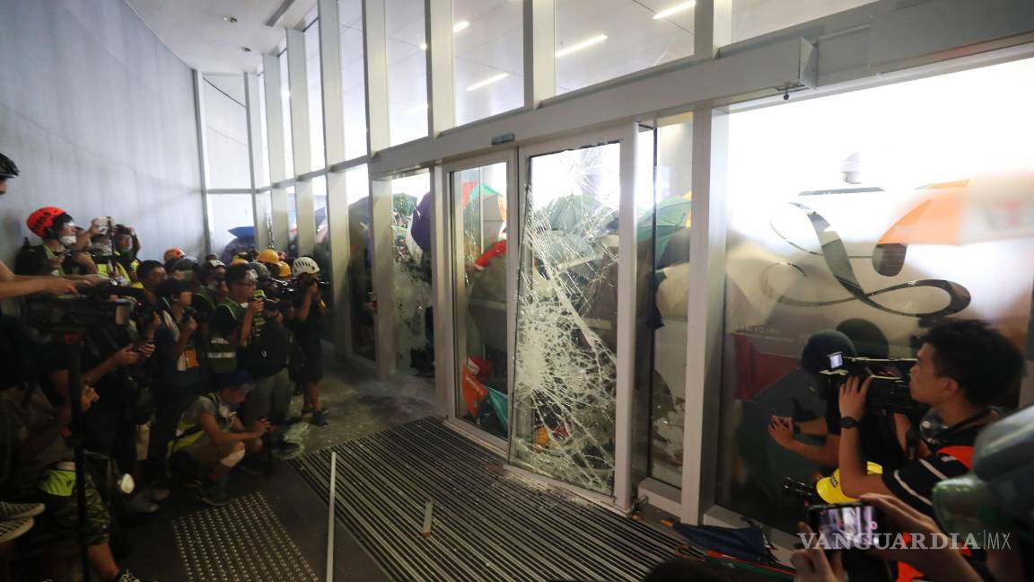 $!Manifestantes toman violentamente el control del Parlamento de Hong Kong