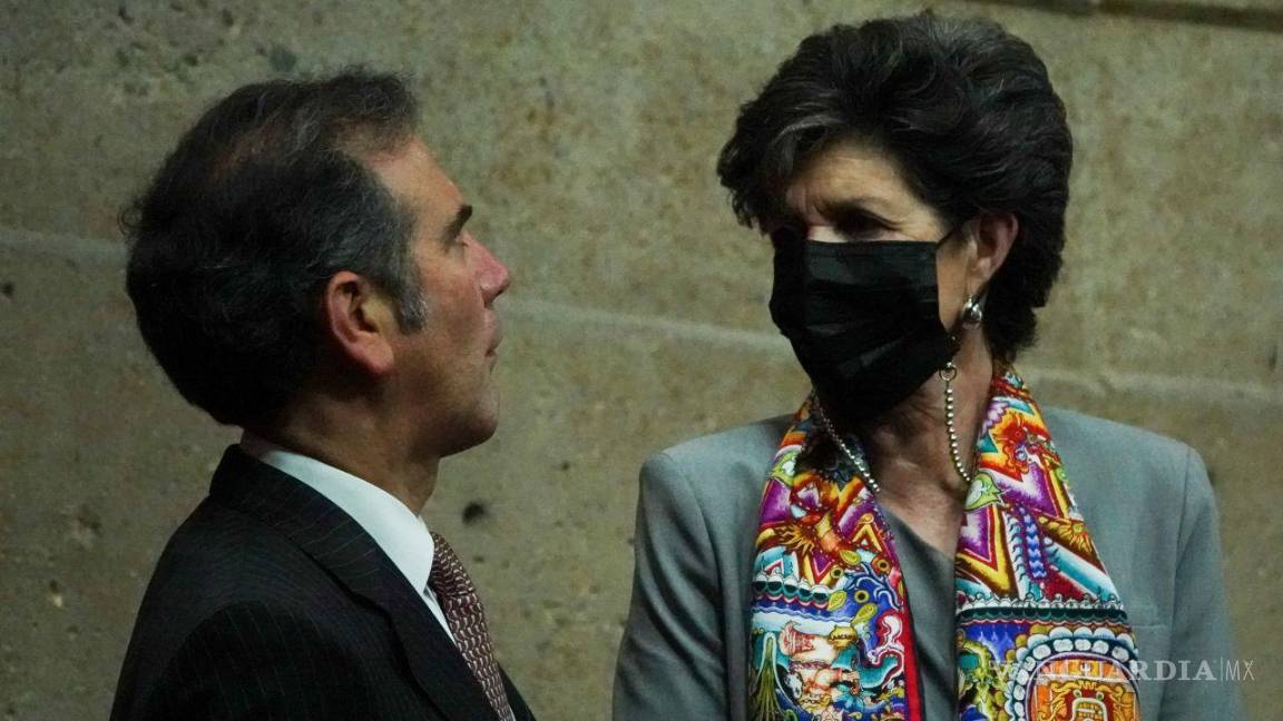 $!Lorenzo Córdova Vianello conversa con la ministra Janine Madeline Otálora tras la sesión solemne sobre la Revocación de Mandato en el TEPJF.