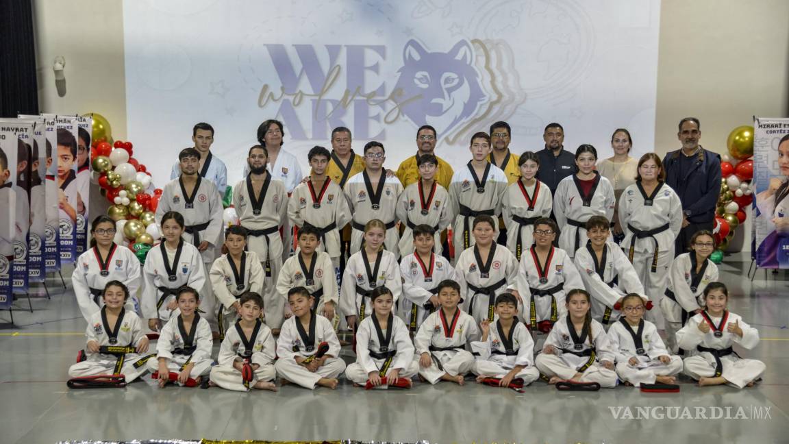 19 jóvenes taekwondoínes de la Academia Continental recibieron su promoción a cinta negra