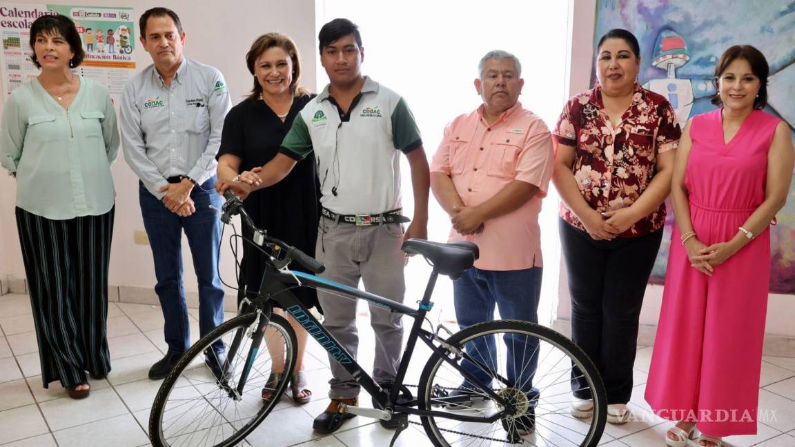 La alcaldesa de Sabinas ha distribuido una nueva entrega de bicicletas a estudiantes del COBAC