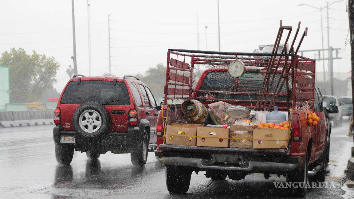 Autoridades no han cerrado tramos carreteros tras caída de agua nieve en Saltillo
