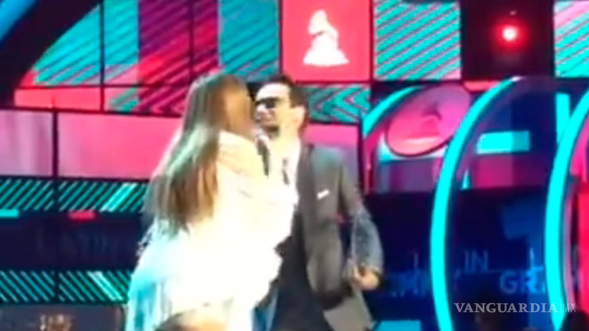 Marc Anthony y J.Lo se besaron en los Latin Grammy (video)