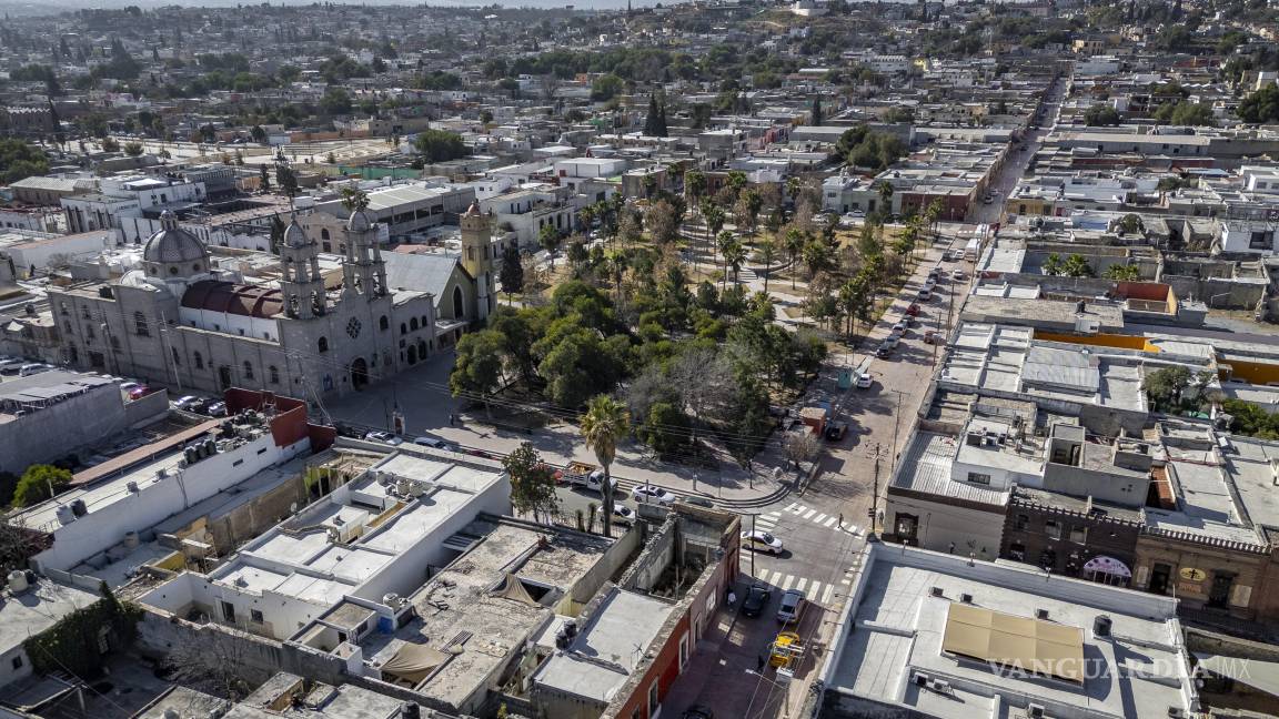 $!El Secretario del Ayuntamiento, Francisco Saracho Navarro, se comprometió a mantener el diálogo con las vecinas y atender sus preocupaciones sobre la vialidad y la falta de agua en la zona.