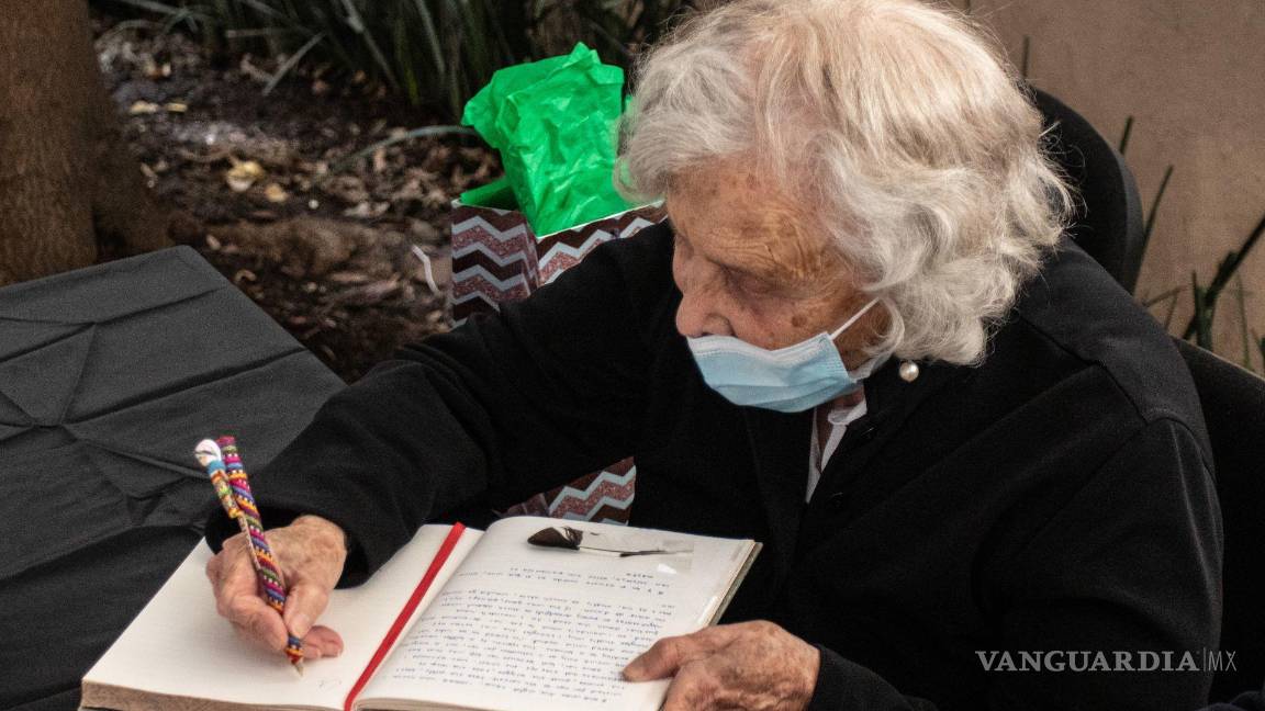$!Elena Poniatowska en la entrega de los premios del primer Concurso Iberoamericano de cuento y novela Ventosa-Arrufat. CuartoscuroAndrea Murcia