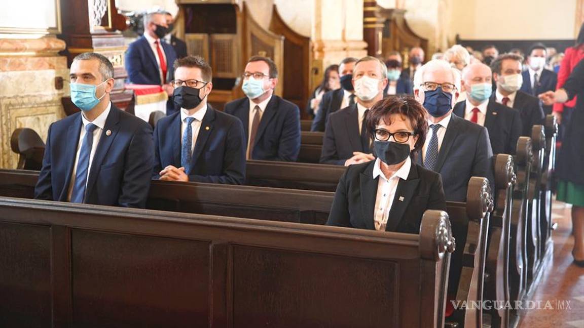 $!Polonia rinde un homenaje a Juan Pablo II con fieles respetando la sana la distancia por la pandemia del coronavirus