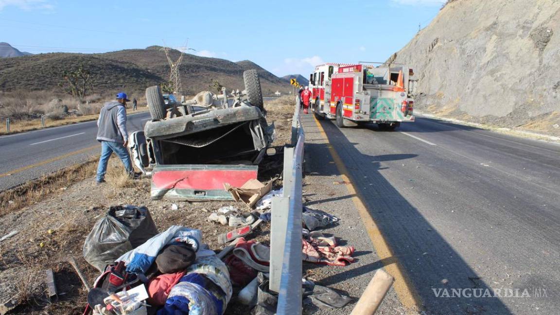 Trabajadores vuelcan y conductor queda prensado en carretera a Torreón; no hay heridos