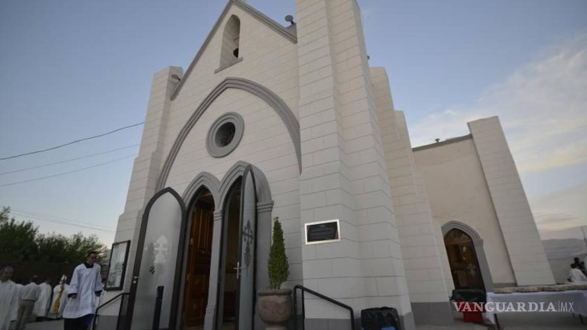 $!Al terminar la eucaristía, se develó una placa en memoria de la familia Sánchez Siller, misma que comenzó con la capilla de Los Valdez en 1926.