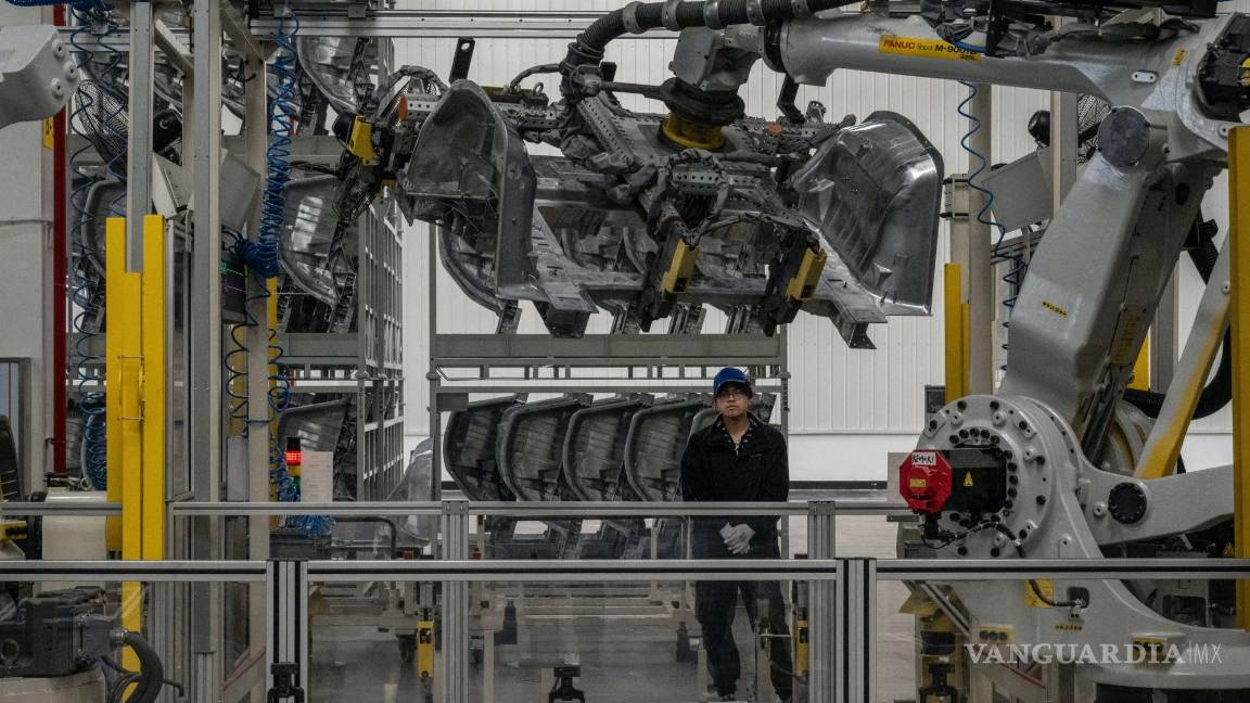 $!Un trabajador en la línea de ensamblaje de automóviles eléctricos en la planta de ensamblaje de Zeekr en Ningbo.