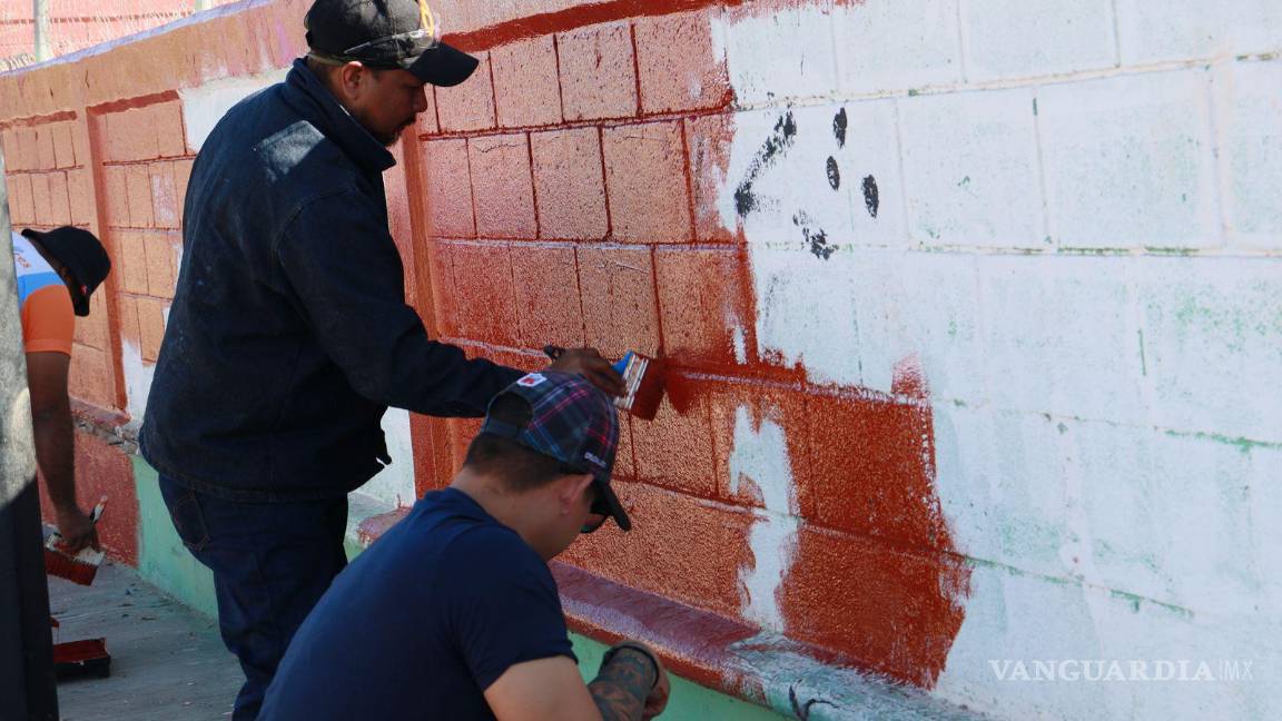 $!Integrantes del programa Transformadores Tupy mejoran el perímetro de la cancha comunitaria en la colonia Omega. FOTO: CORTESÍA