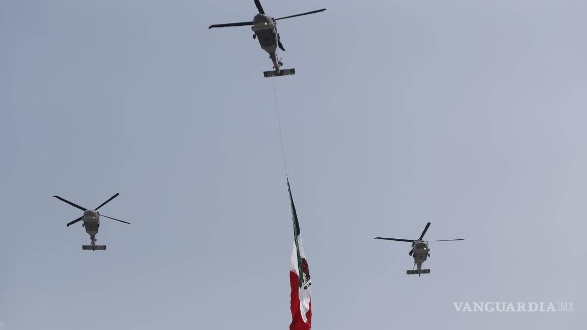 $!Helicópteros de las Fuerzas Armadas de México sobrevuelan con la bandera mexicana en el desfile previo al Gran Premio de Fórmula Uno de Ciudad de México.