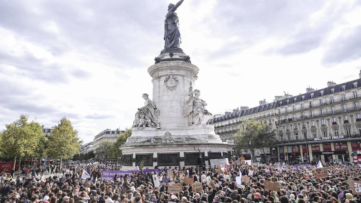 $!Cientos de personas en una manifestación feminista en apoyo a Gisele Pelicot, víctima de presunta violación por parte de su marido en París, Francia.