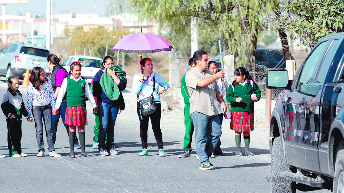 En Saltillo, cierran escuela y bloquean vialidad para que se atienda foco de infección
