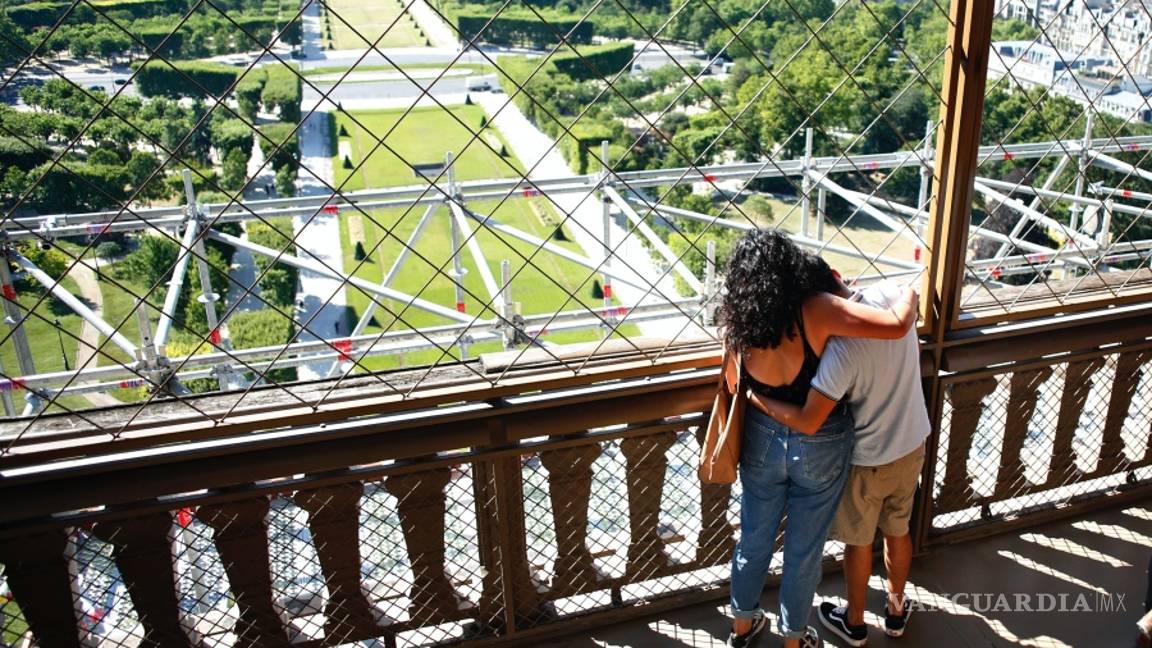 $!Así es cómo los turistas visitan la Torre Eiffel con restricciones por la pandemia del coronavirus en Francia (fotos)