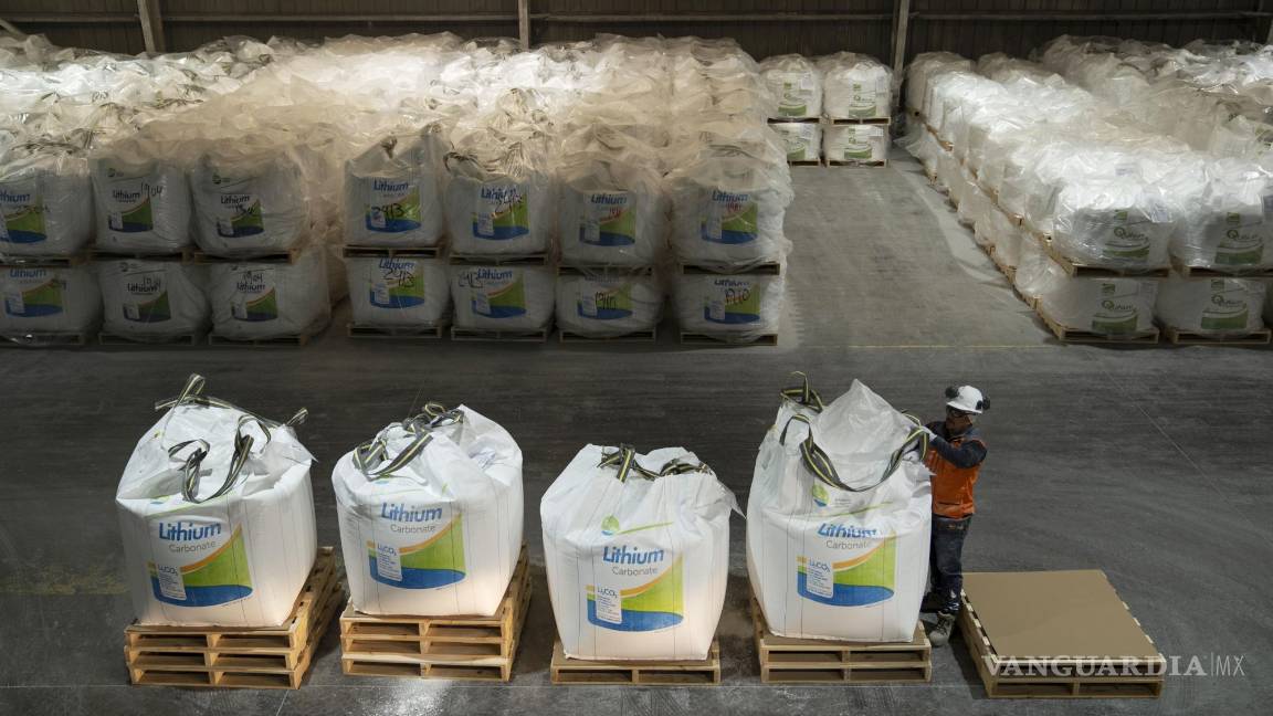 $!Un operario mientras trabaja en el envasado de carbonato de litio en la planta de Litio de la Sociedad Química y Minera de Chile (SQM) en el Salar de Atacama.