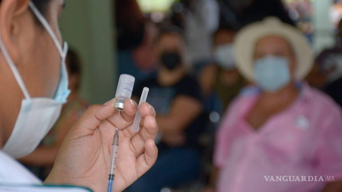 Aplican vacunas COVID-19 a domicilio en Sinaloa