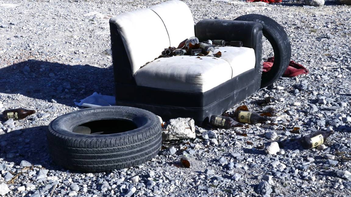 $!Entre los desechos detectados en la zona también se han localizado pipas artesanales, muebles, costales con residuos caninos y acumulación de vidrio, lo que representa riesgos tanto para la salud pública como para la fauna local.