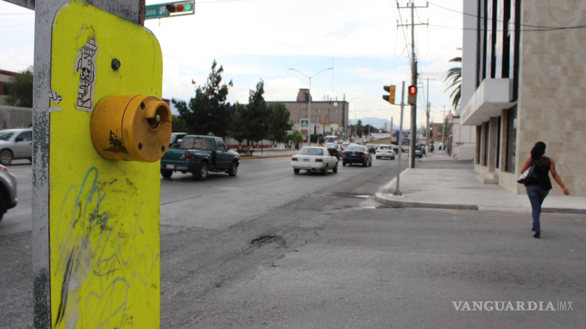 Inservibles botones de semáforos peatonales en Saltillo