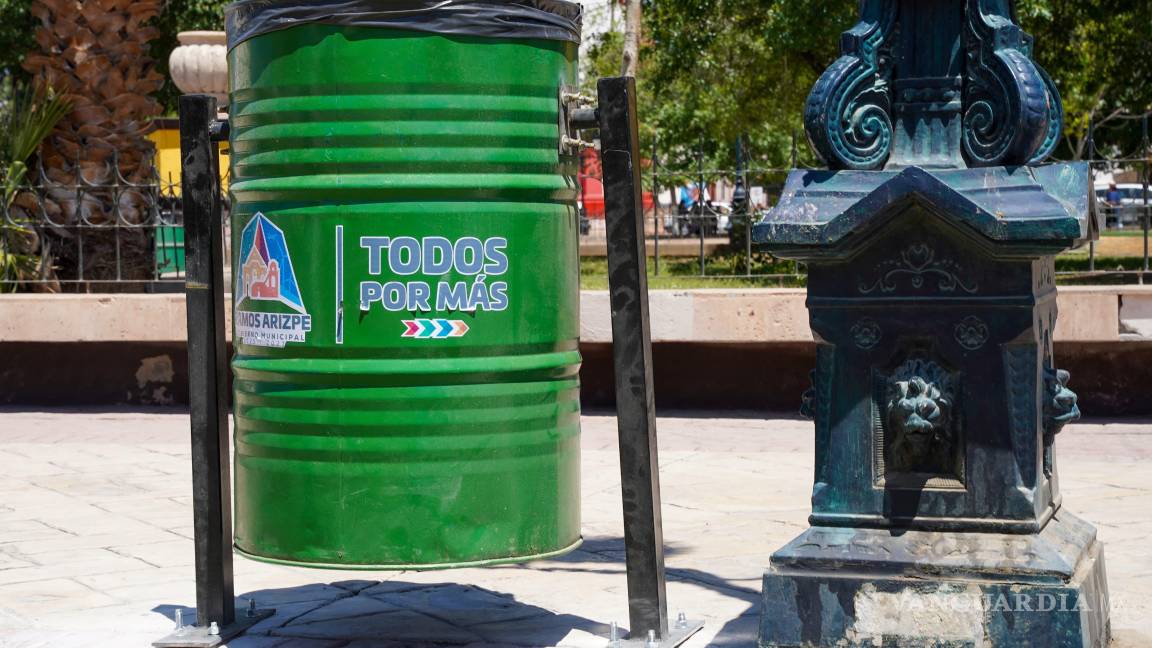 $!Algunos de los tambos ya fueron colocados en los pasillos de la Plaza de Armas de Ramos Arizpe.