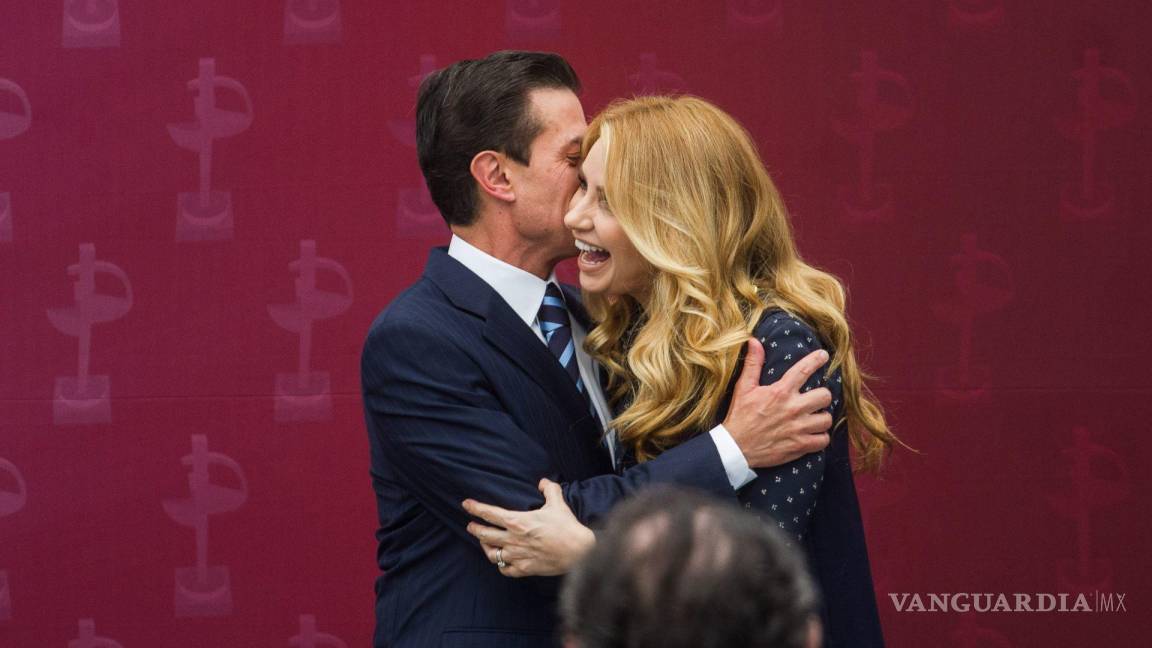 $!Peña Nieto y Rivera durante la entrega del Galardón Luz de Plata a Ignacio López Tarso, primer actor y Bertha Navarro, productora.