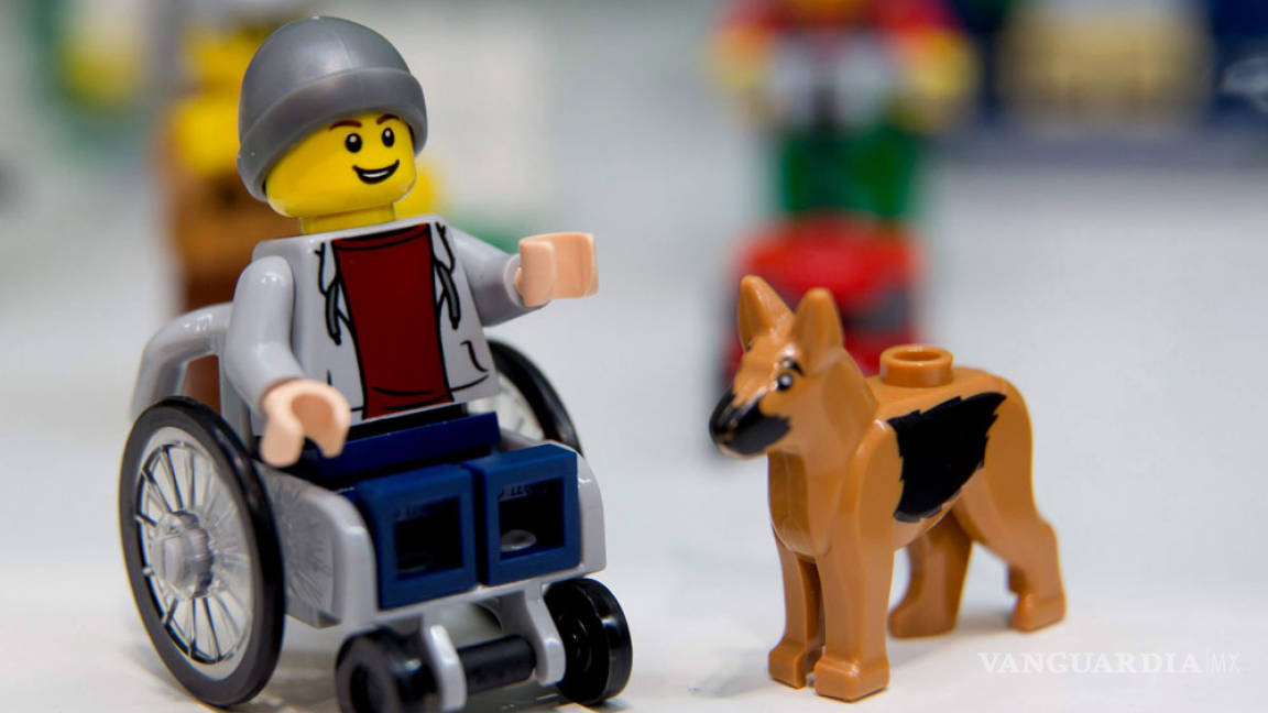 Lego presenta un personaje en silla de ruedas