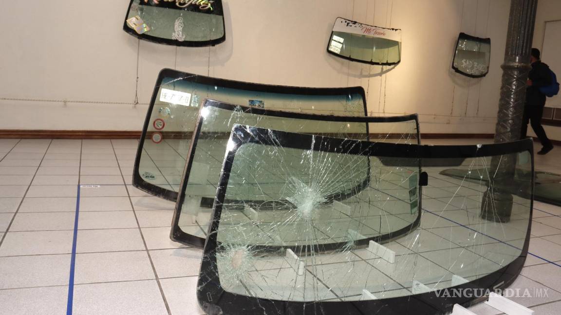 $!La segunda parte de la exposición se integra por parabrisas estrellados.