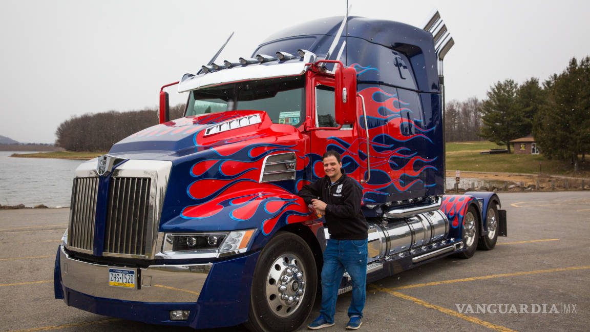 $!¡Transformers, más de lo que vez!... padre fabrica réplica de Optimus Prime para inspirar a su hijo