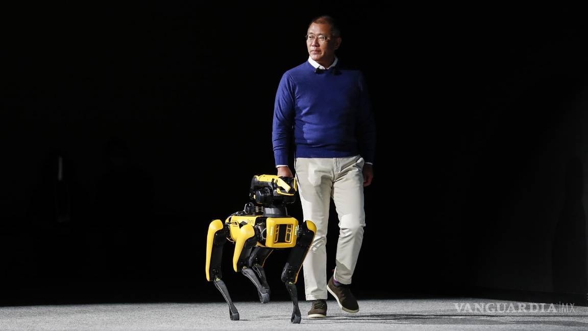 $!El presidente ejecutivo de Hyundai Motor Group, Euisun Chung llega al CES con el perro robot Boston Dynamics. EFE/EPA/Caroline Brehman